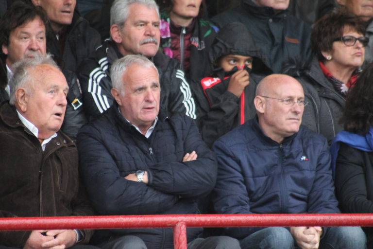 Assis entre Bernard Laporte et Francis Cazeneuve (le président du FCTT), Alain Doucet
