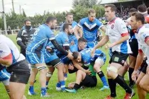Les joueurs d'Olonzac protègent Mme Cerneau, l'arbitre du match contre Piège Lauragais Malepère.