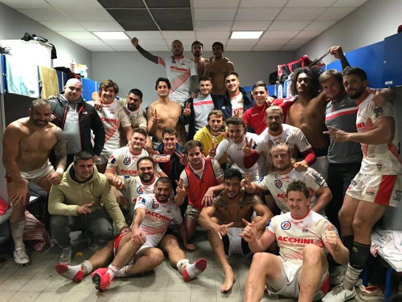 La joie du vestiaire tarbais après la belle victoire 17 10 face à Bourg en Bresse, le leader du championnat.