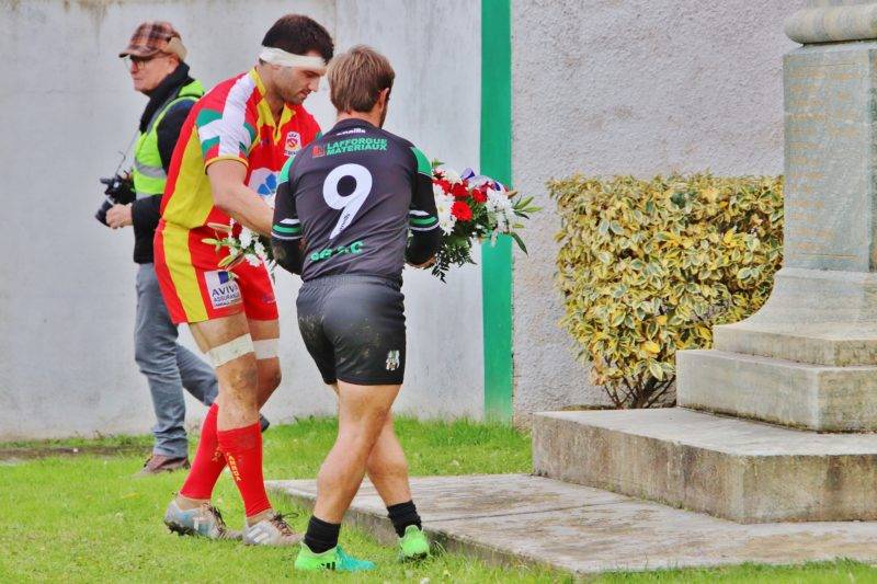 Guillaume Lazerges et son homologue de Nafarroa déposent une gerbe sur la stèle du stade Léopold Gouiric pour rendre hommage aux joueurs et dirigeants du SGSCC disparus