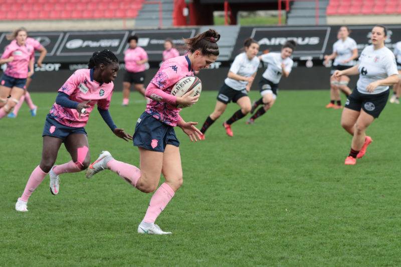 Caspar a confisqué le ballon. Au bout de sa course, l'essai de l'espoir pour les Parisiennes.