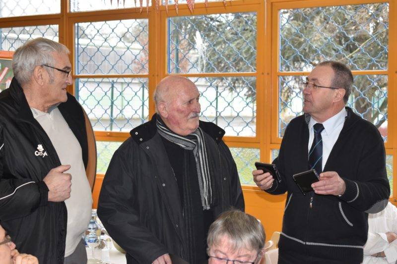 Alain Rey remet la médaille du Comité à Robert Hernandez et Pierre Pauziès, 2eme ligne de 72 et actuel Président de Carmaux.