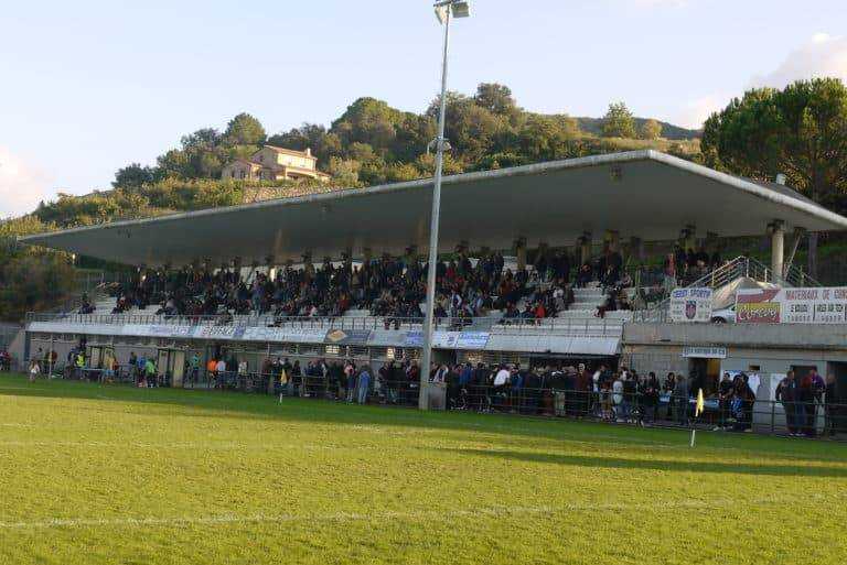 Les tribunes du stade Louis Fondecave à Céret