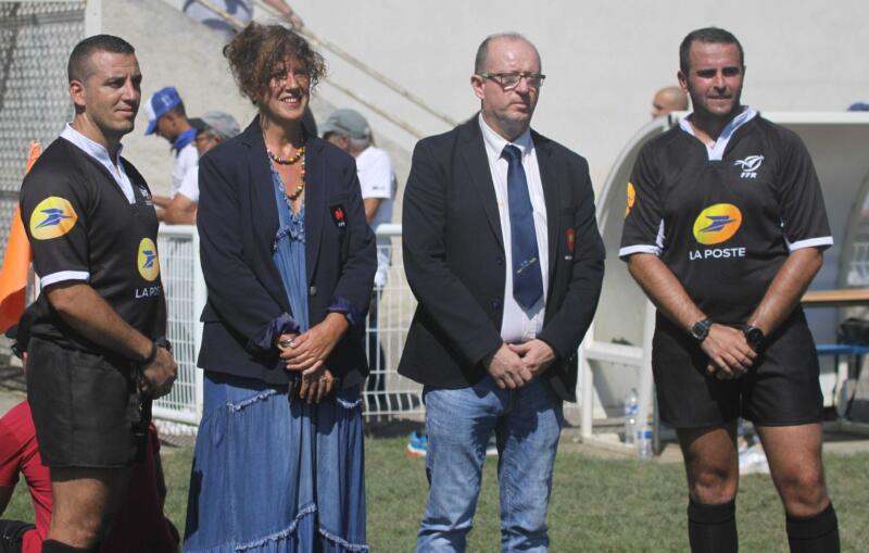 Les arbitres entourent Marie Pierre Pages et Olivier Labadie directeur du match