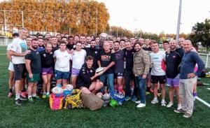 Les joueurs présents à l'entraînement, accompagnés du staff et des dirigeants Lecistes, ont remis avec le sourire du matériel de rugby pour l'association Ovalie Mora Mora (crédit LEC)