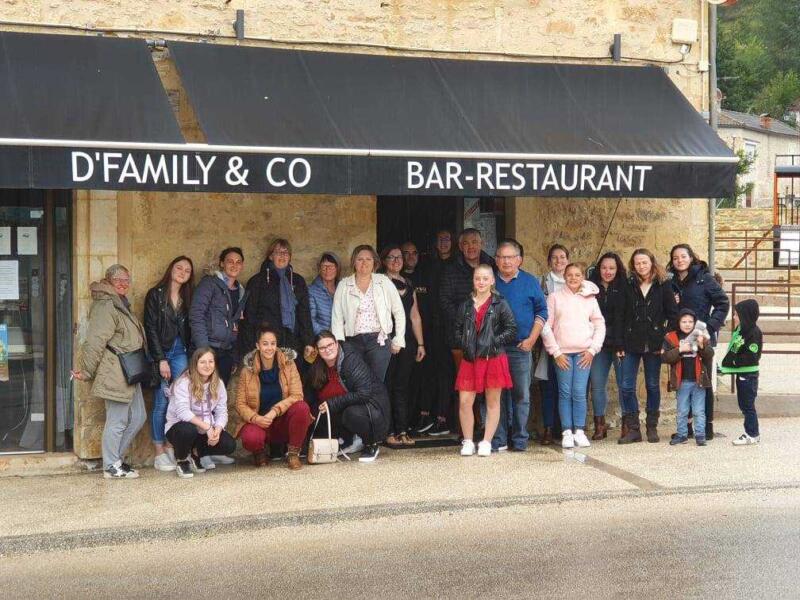 Les féminines de Puy l'Evêque ont mangé chez un sponsor avant d aller soutenir les garçons. Merci D'family and co