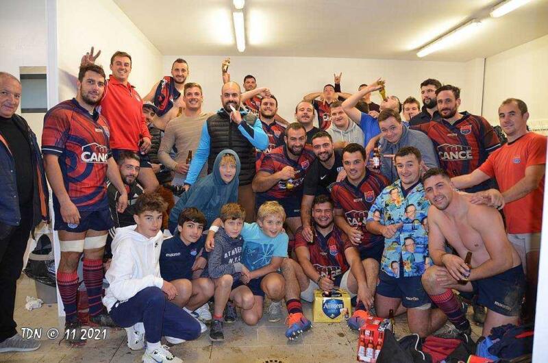 Les séniors nayais et les pesquits de l'école de rugby ont retrouvés le sourire après la victoire contre Morlaas