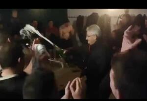 Insolite (vidéo) : cette fois, le prêtre bénit les joueurs... au champagne !