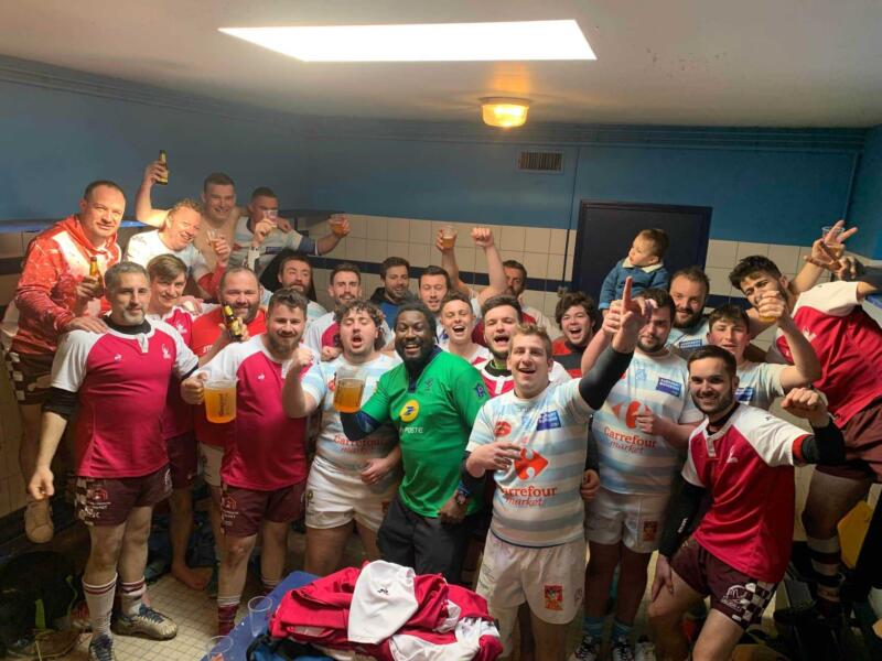 Pays de Thiers Rugby match nul des réserves à 10 contre 10 contre Bort les Orgues 15 15, selfie sublimé par la présence des deux équipes et de Monsieur olivier l'arbitre