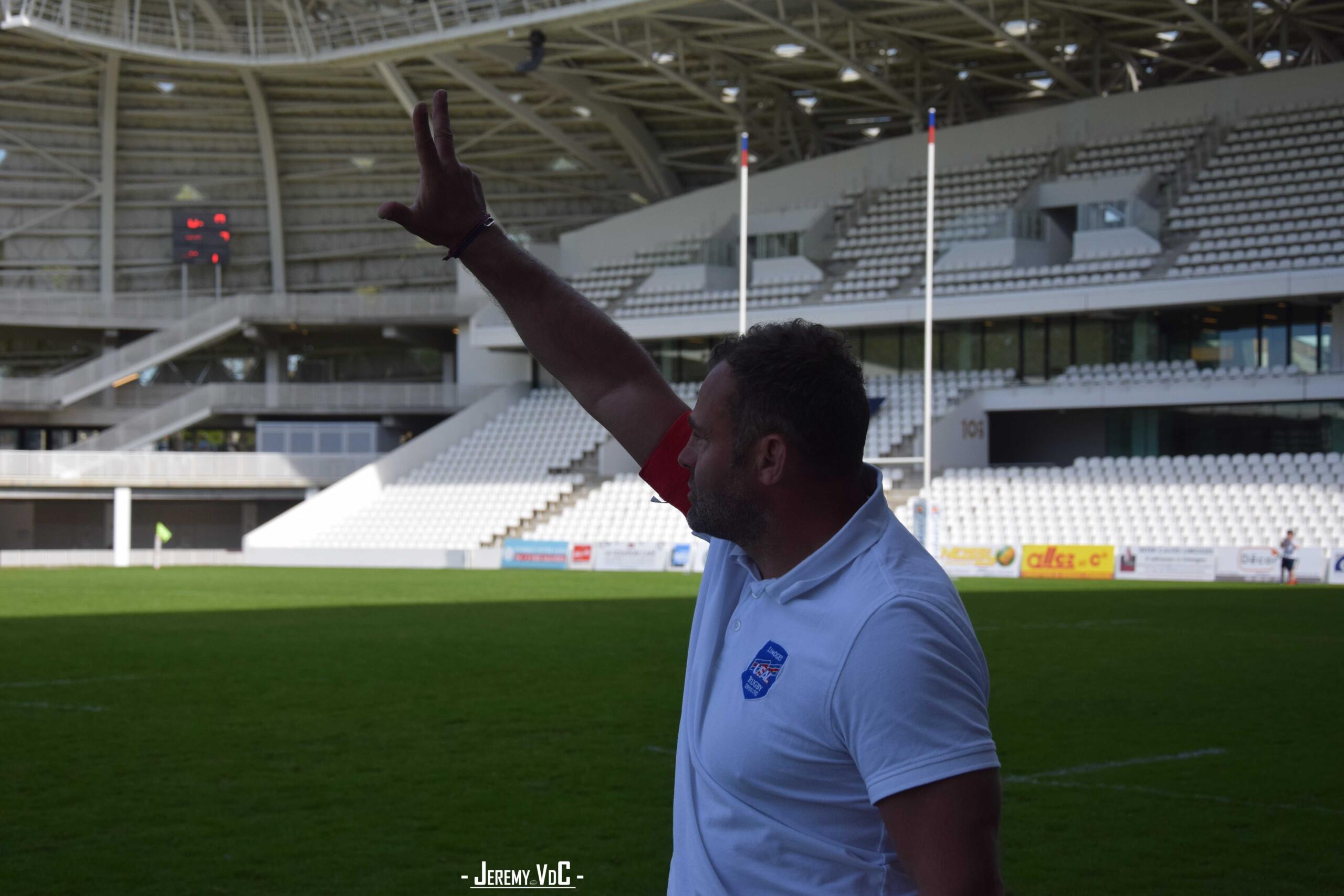 Façon "Guy Novès" dans le temps additionnel, le coach limougeaud était soulagé après la victoire et la montée en Nationale 2 (crédit photo Jeremy VdC)