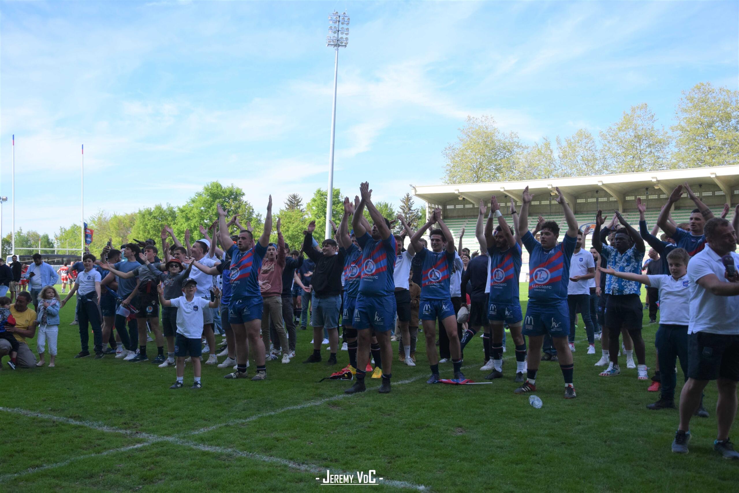 Maxime et ses coéquipiers ont pu communier avec leurs supporters avec un clap d'après-match (crédit photo Jeremy VdC)