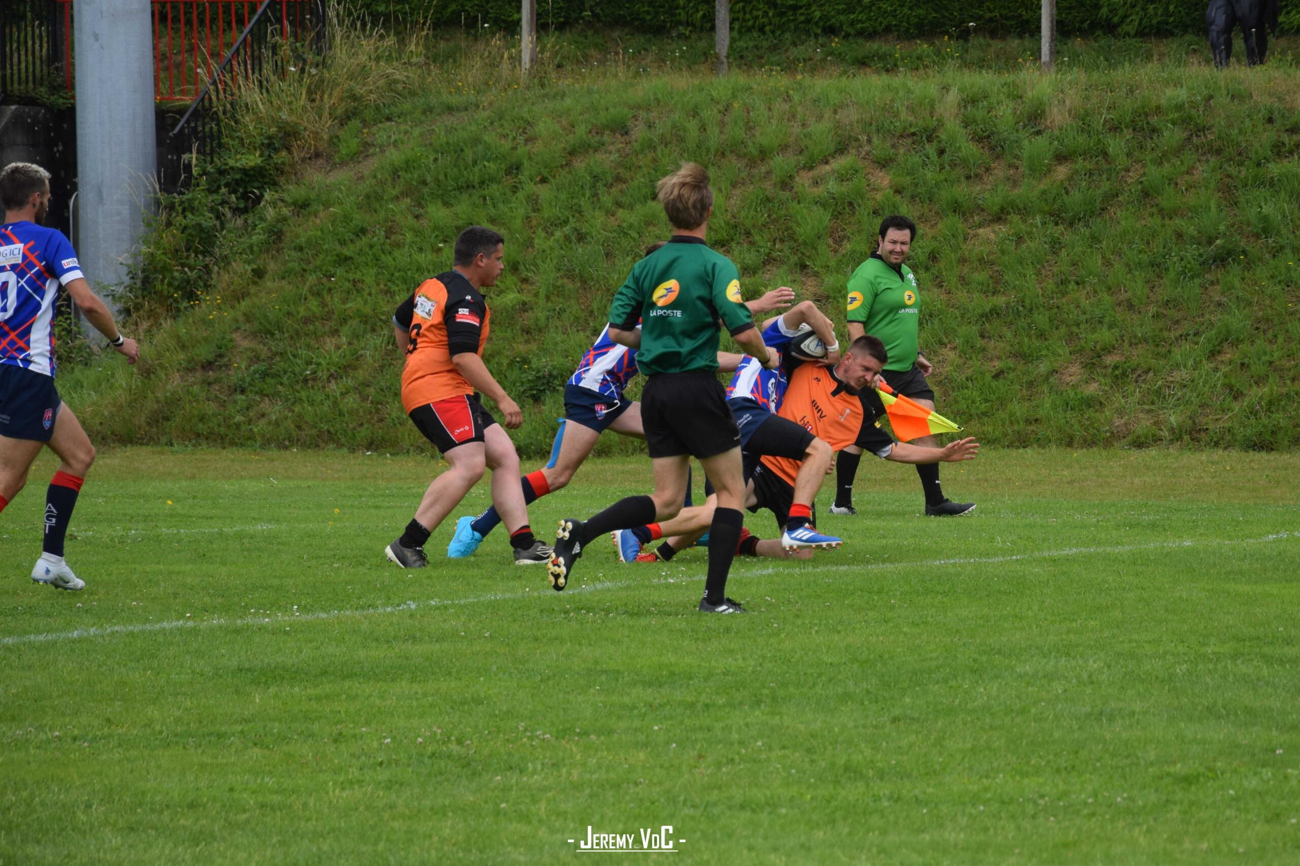 L'ailier de l'ACT s'en va marquer malgré le retour de son vis-à-vis (crédit photo Jeremy VdC)