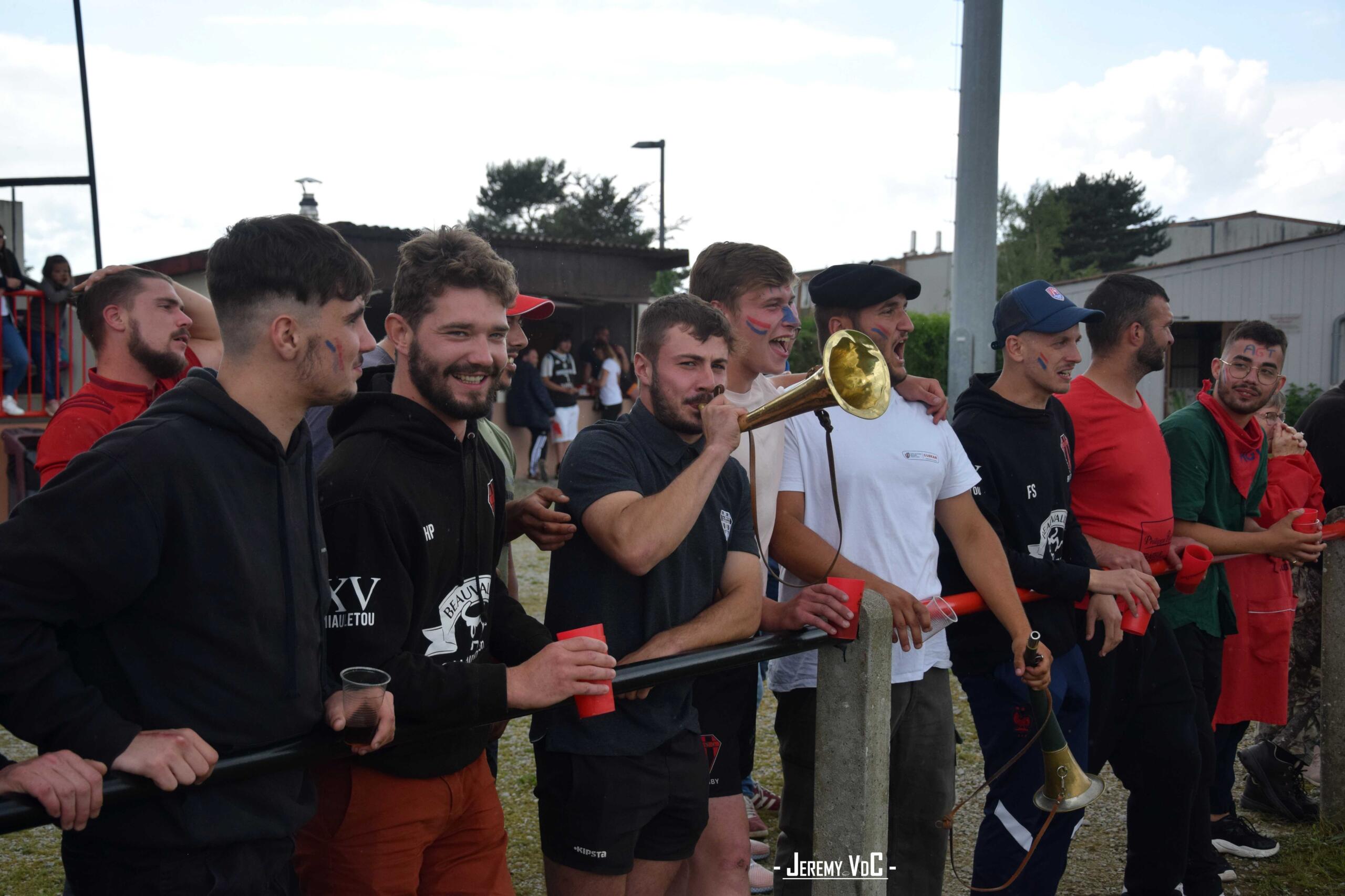 Les Miaulétous de Saint-Léonard ont aussi mis l'ambiance en bord de touche (crédit photo Jeremy VdC)