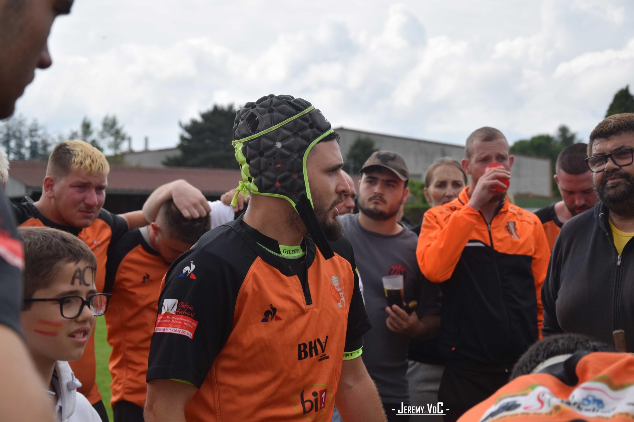 Un capitaine triste, mais fier de son groupe lors du discours d'après-match (crédit photo Jeremy VdC)