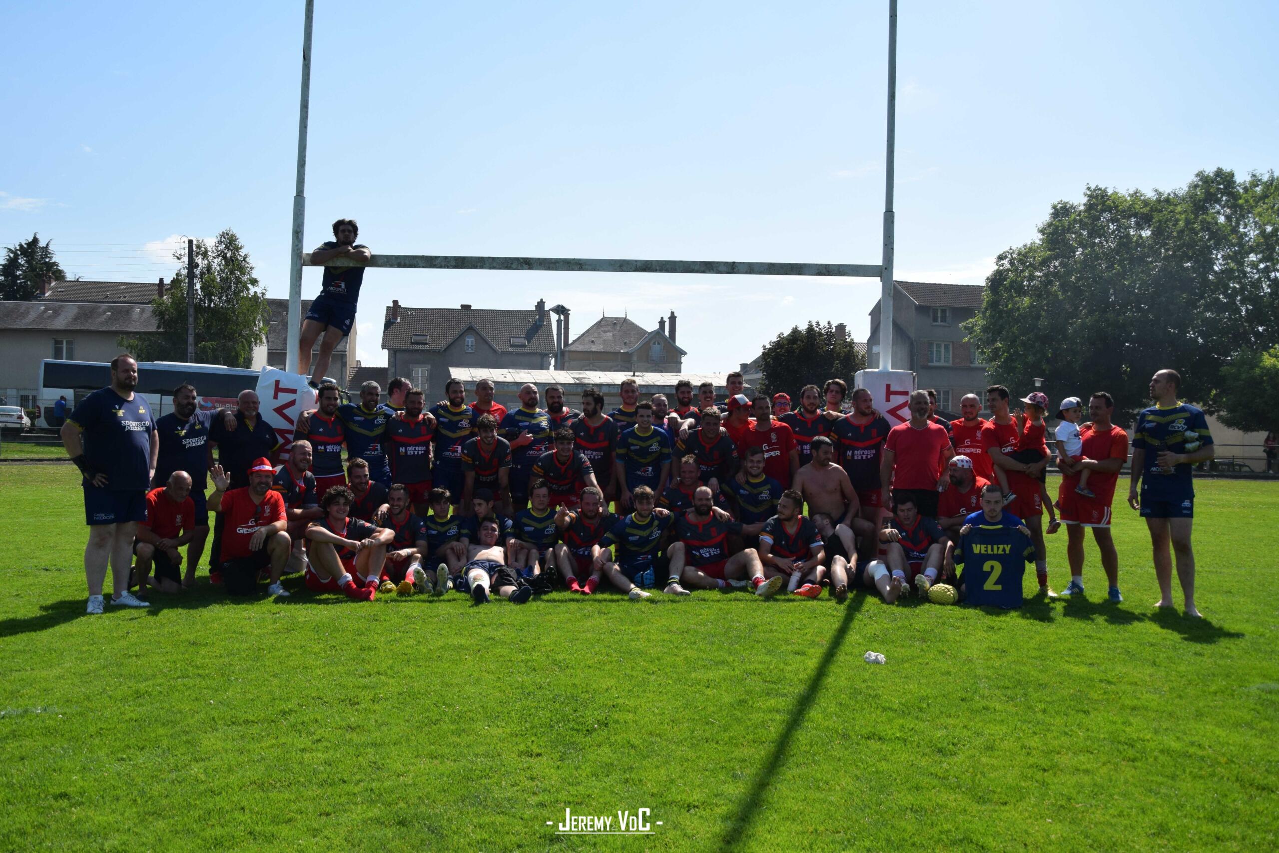 Preuve de la belle ambiance en troisième mi-temps, les deux équipes ont posé ensemble après le coup de sifflet final (crédit photo Jeremy VdC)