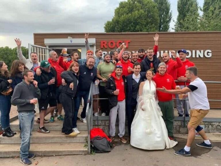 Les mariés débarquent au club house du rugby de Tourcoing