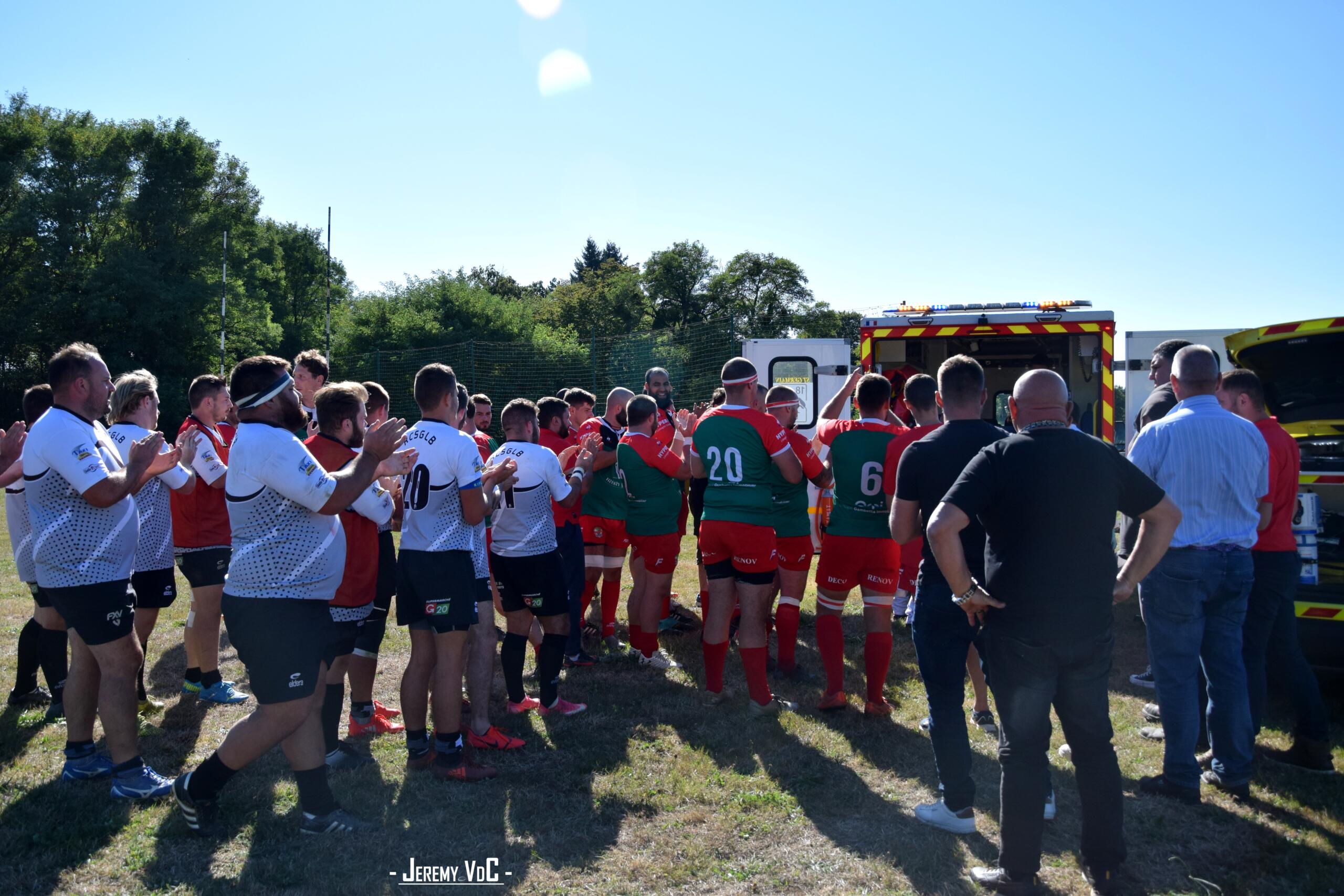 Gravement blessé au bras gauche, l'ailier limougeaud a été applaudi par les deux équipes au moment de partir avec les pompiers (crédit photo Jeremy VdC)