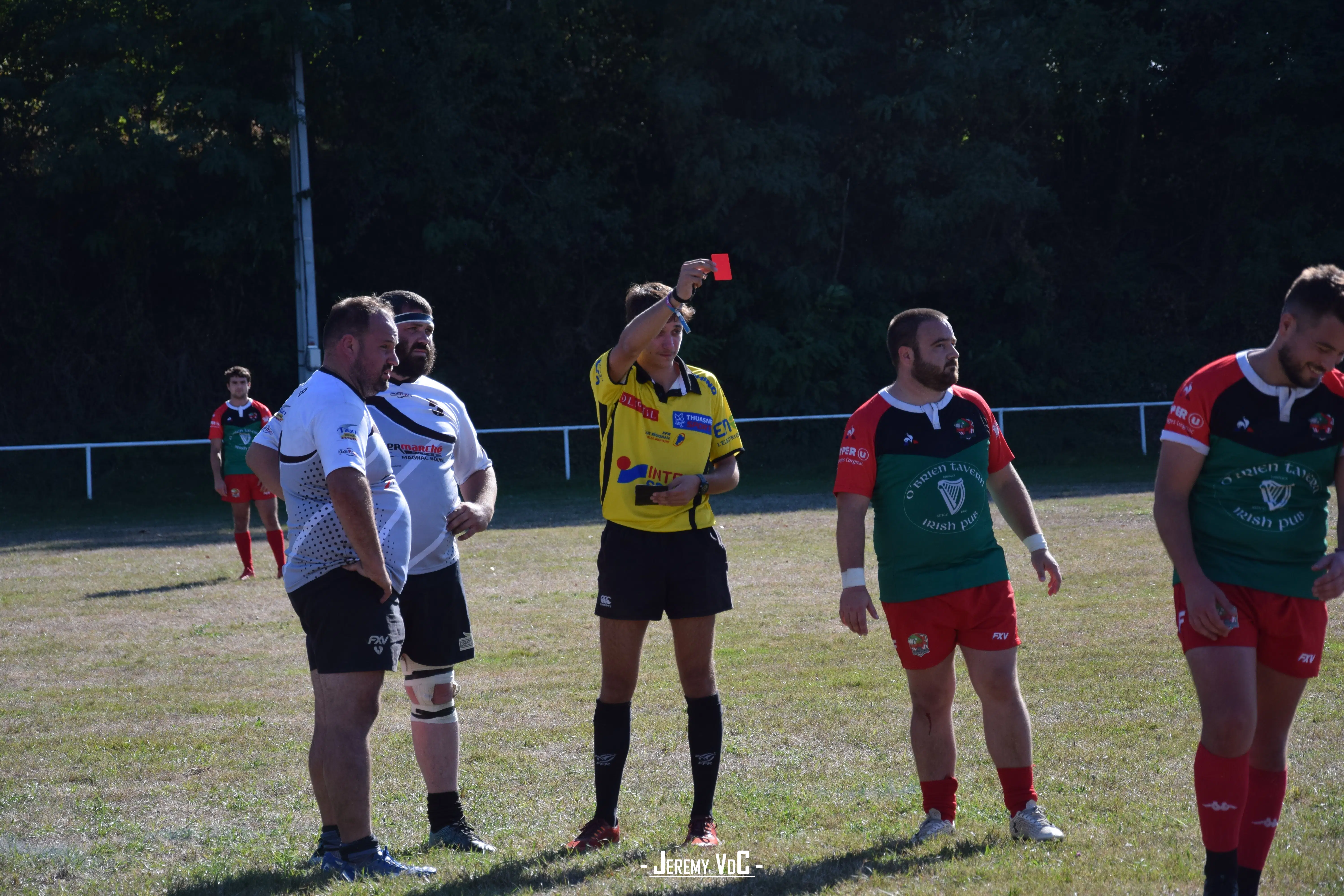 L'arbitre a fait chauffer ses cartons après avoir vu les deux formations s'échanger des amabilités (crédit photo Jeremy VdC)