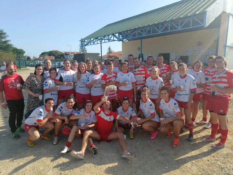 Les Vill'aines JSV féminine Villeneuve de Marsan sont très fières de poser avec leurs beaux gosses