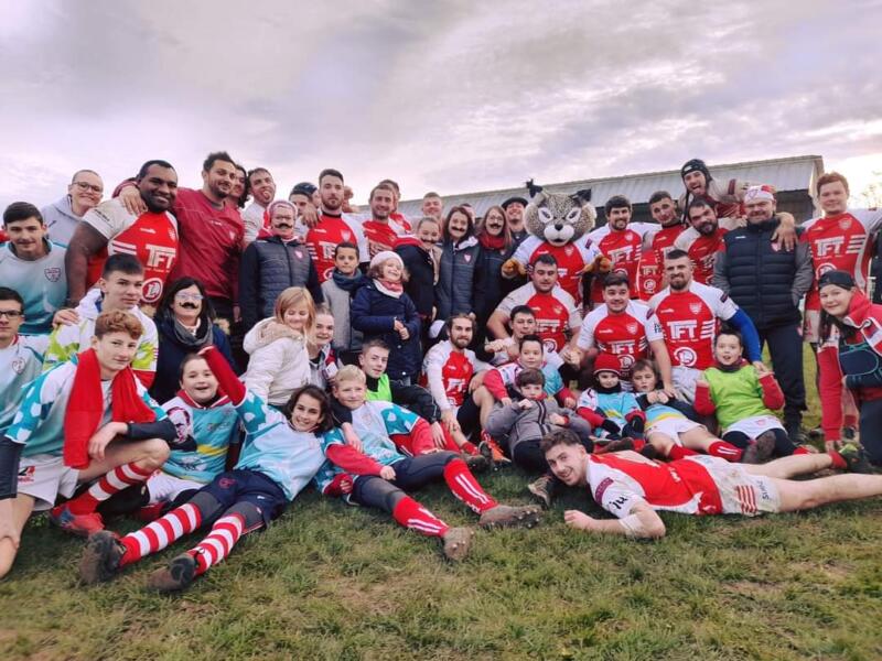 avec les bénévoles féminines portant la moustache pour movember entouré des joueurs du grand dole rugby après leur victoire contre RCAB
