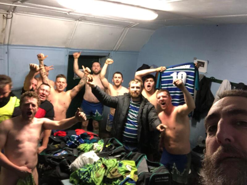 selfie de la réserve du Rugby Club de Thierache après sa victoire bonifiée 57 43 face à Cambrai en régionale 2 Ligue des Hauts de France