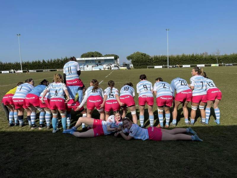 Les féminines d'Aytré charentes maritimes ont reçu leur nouveau short aux couleurs de leur bar préféré
