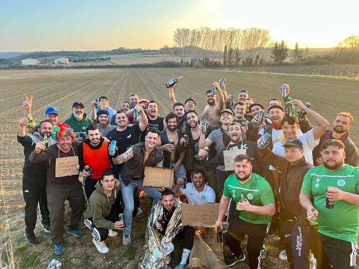 Un bon retour en bus sur le thème Punk à chien et 8°6 pour vendres double vainqueur à Uzès