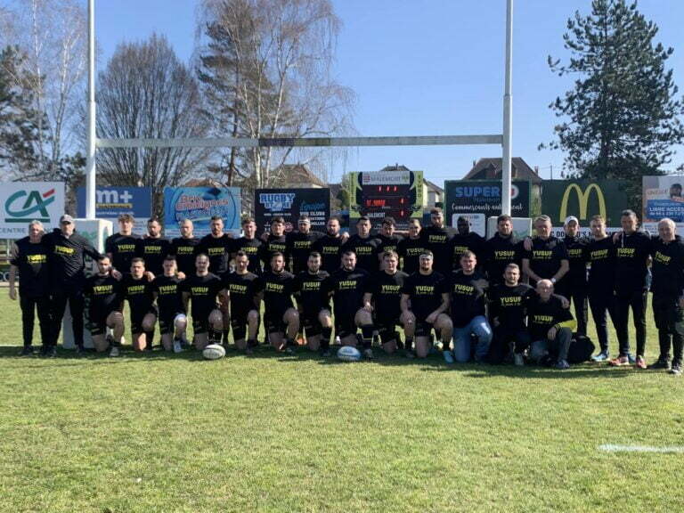 Les deux entraîneurs de l'équipe première, chacun devant un poteau, ont vu leur aventure malemortoise se terminer plus tôt que prévu (crédit photo EVMBO)