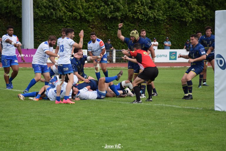Le tournant de la fin de match : le troisième-ligne Sarres, derrière la ligne, voit son essai refusé (crédit photo Jeremy VdC - RugbyAmateur.fr)