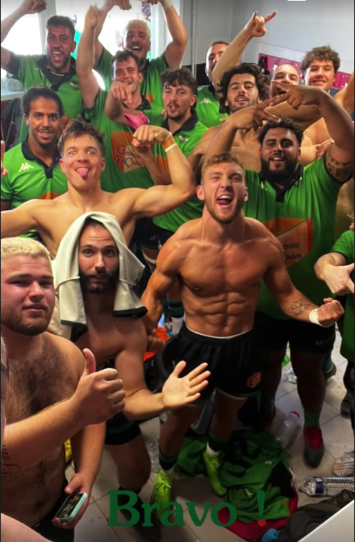 Le XV du Coudon exulte dans les vestiaires après sa victoire d'un point à Saint Jean en Royans (16 17)