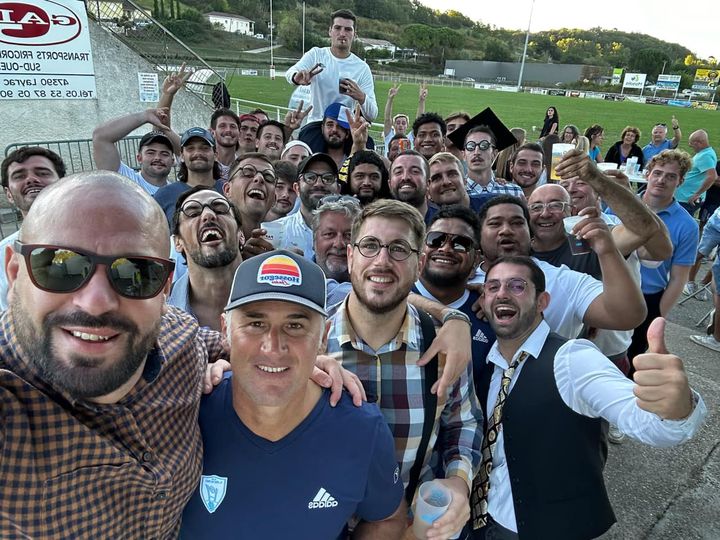 Les étudiants de Layrac fêtent comme il se doit leur première victoire en Fédérale 1