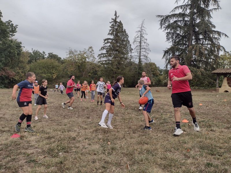Belle initiative 5 joueurs de l UA Gaillac rendent visite à des élèves 