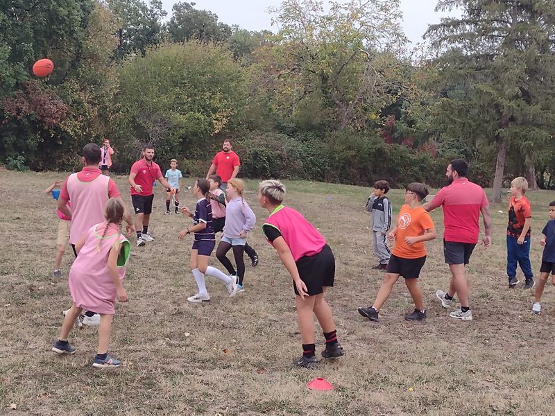 Belle initiative 5 joueurs de l UA Gaillac rendent visite à des élèves 