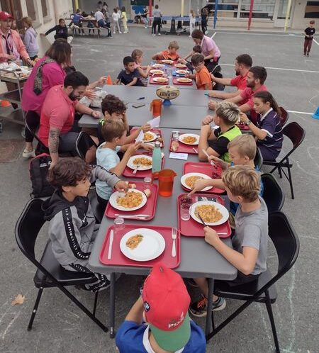 Belle initiative 5 joueurs de l UA Gaillac rendent visite à des élèves 