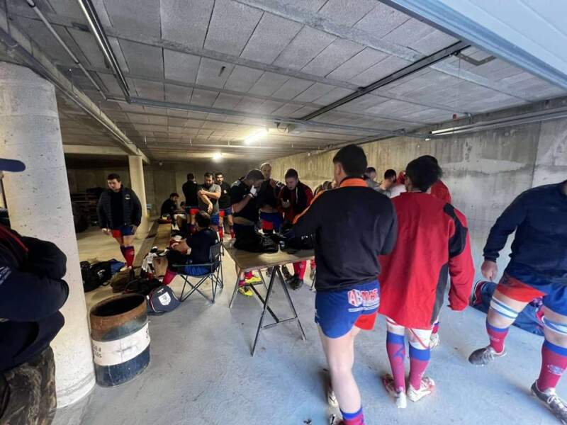 Insolite les séniors du RC Rougier Camarès obligés de se changer dans un garage