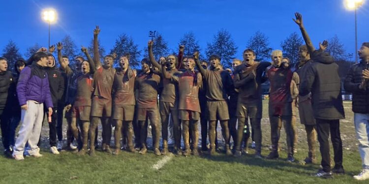 Les U16 de l'ASSMIDA rentrent du RC Vallons de la Tour avec une victoire (12 17), et de la boue