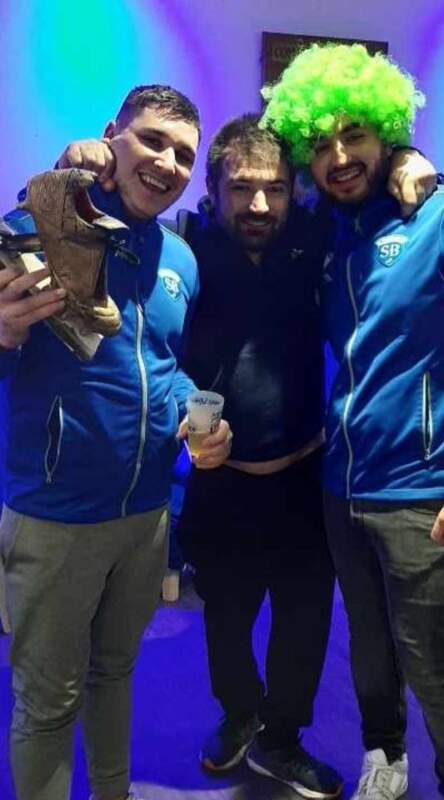 Insolite faute de joueurs valides, le coach fait jouer ses deux ailiers en 3ème et 2ème ligne