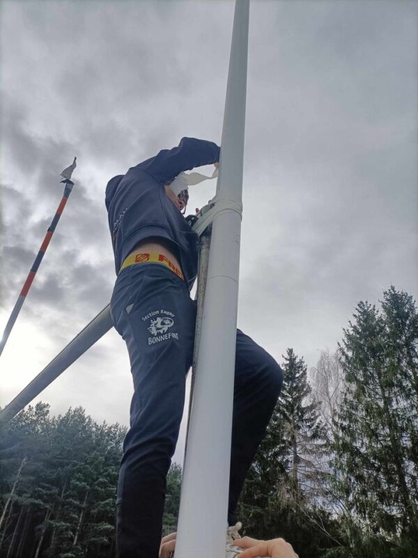 Insolite les poteaux de l'Oval club du Gévaudan victimes de la bête