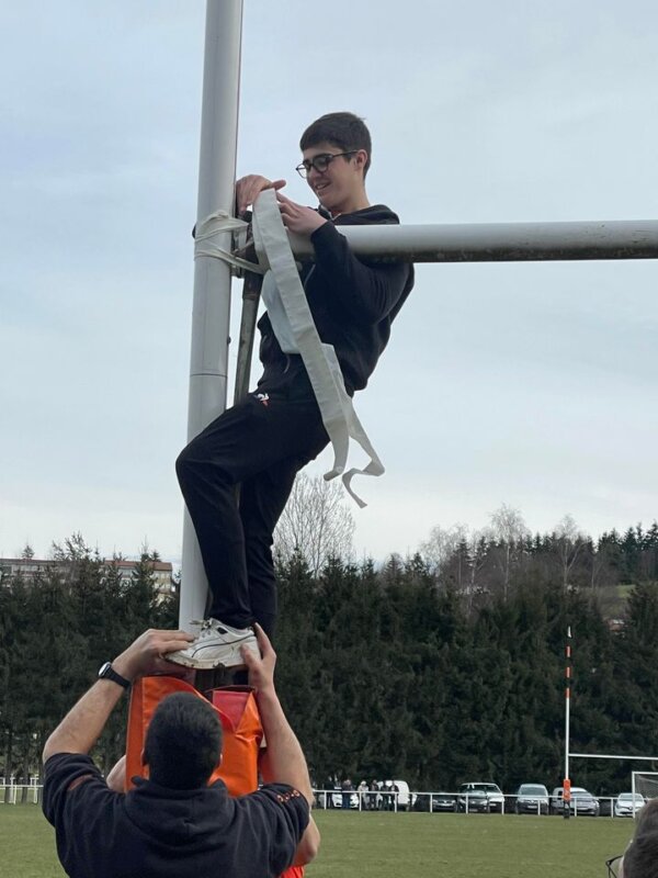 Insolite les poteaux de l'Oval club du Gévaudan victimes de la bête