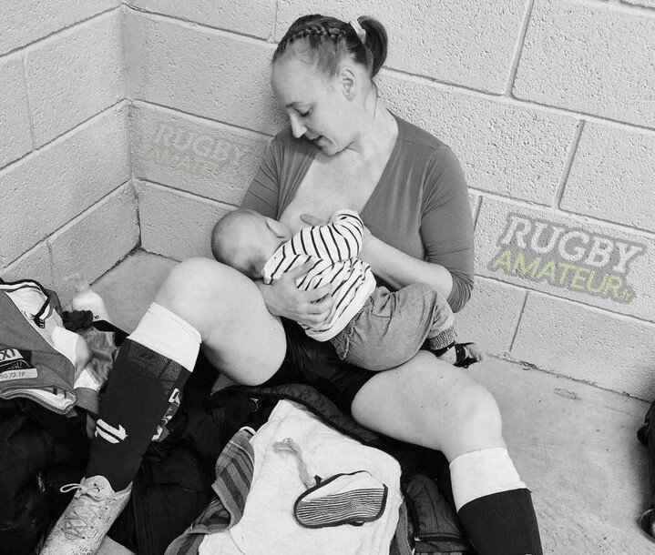 Quand papa et maman joue le même dimanche mais pas sur le même lieu joueuse de rugby mais maman avant tout Tétée d'avant match maman allaitante et joueuse de rugby