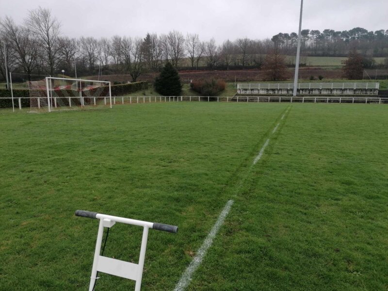 Insolite quand un employé municipal rugbyman va tracer un terrain de foot