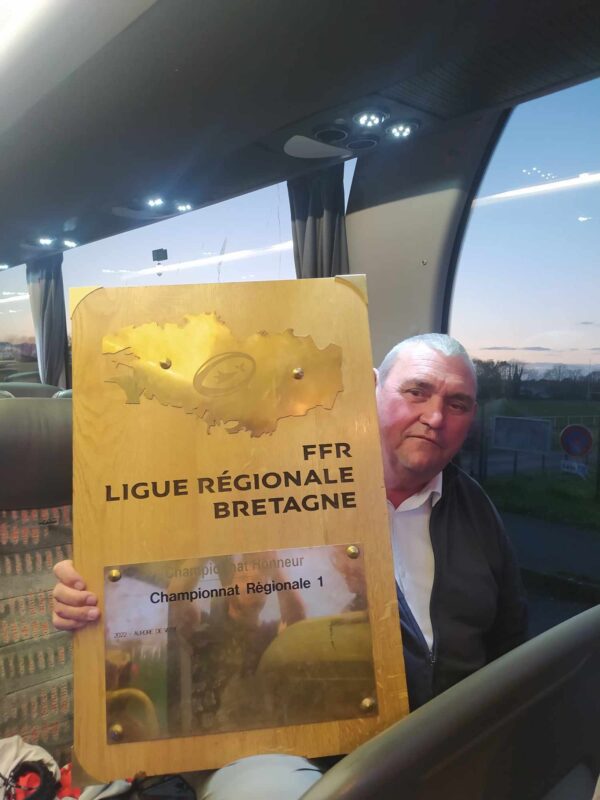 Loïc Tanneau, le président de Concarneau, l'an dernier avec le bouclier R1