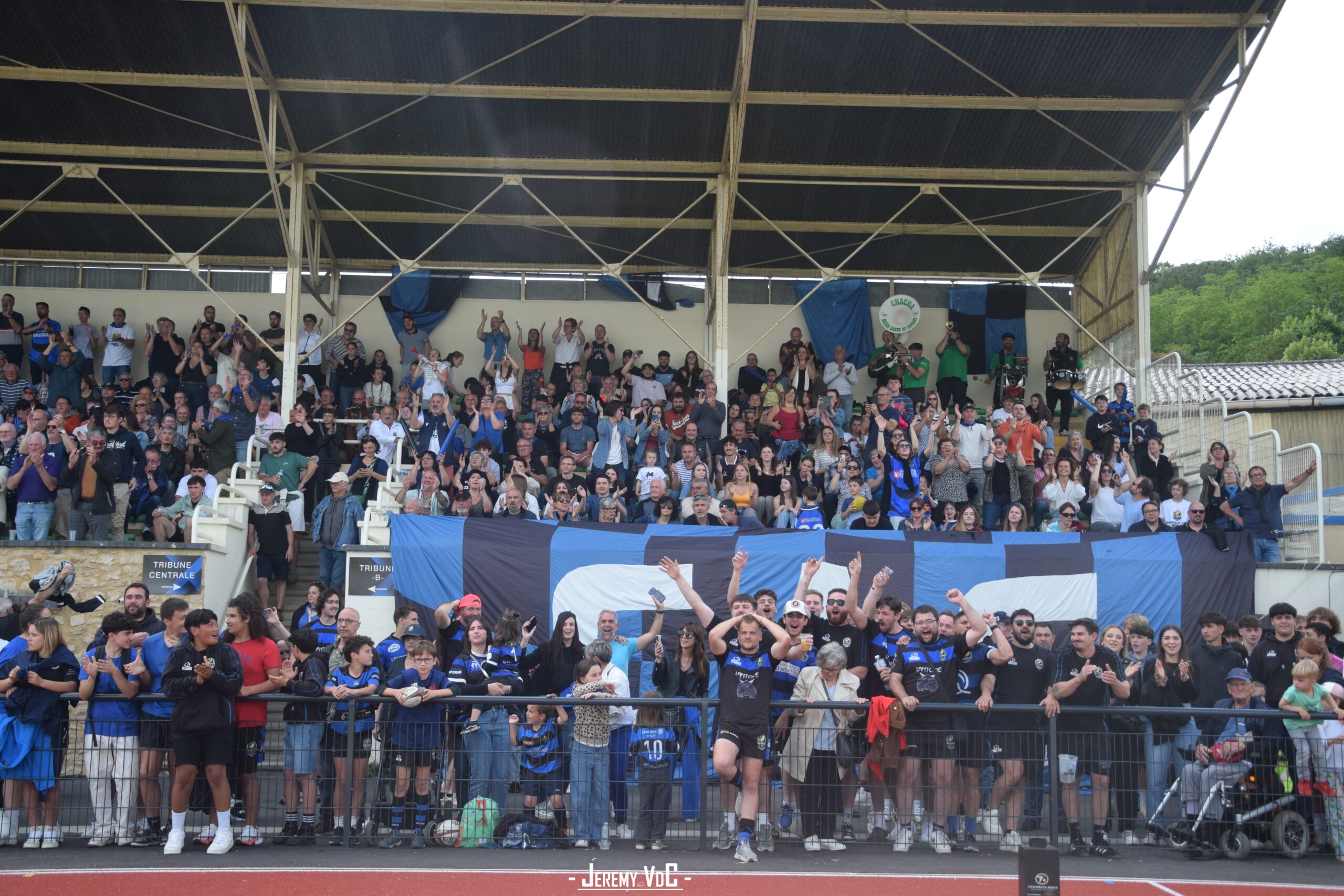 Le public local, guidé par les chants de l'équipe réserve du CAS et la banda locale, ont pu savourer (crédit photo Jeremy VdC - RugbyAmateur.fr)