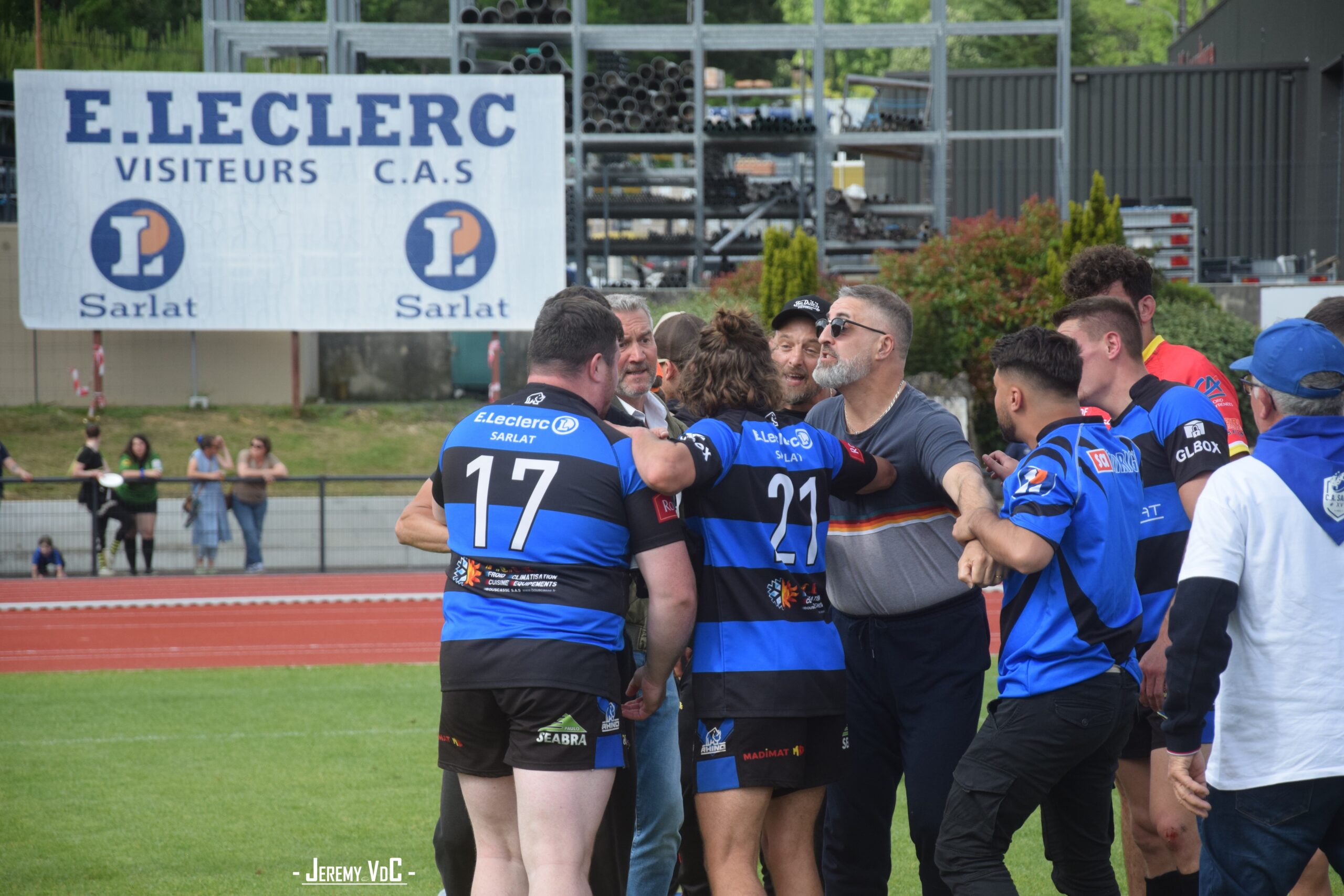 Un après-match houleux, où il a fallu séparer les deux camps... (crédit photo Jeremy VdC - RugbyAmateur.fr)