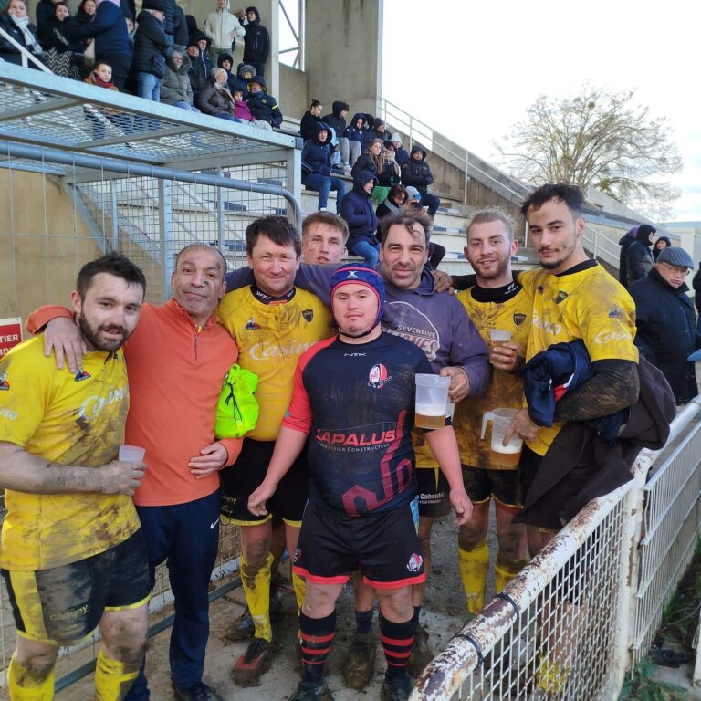 Beau moment d'inclusion des joueurs du RC Chagny avec un adversaire de l'US Dole