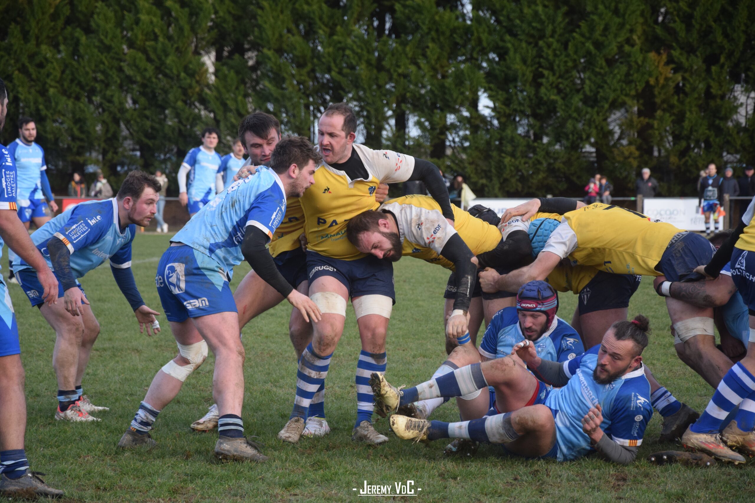 Le capitaine et ses avants ont beaucoup tenté de groupé, sans être récompensés (crédit photo Jeremy VdC - RugbyAmateur.fr)