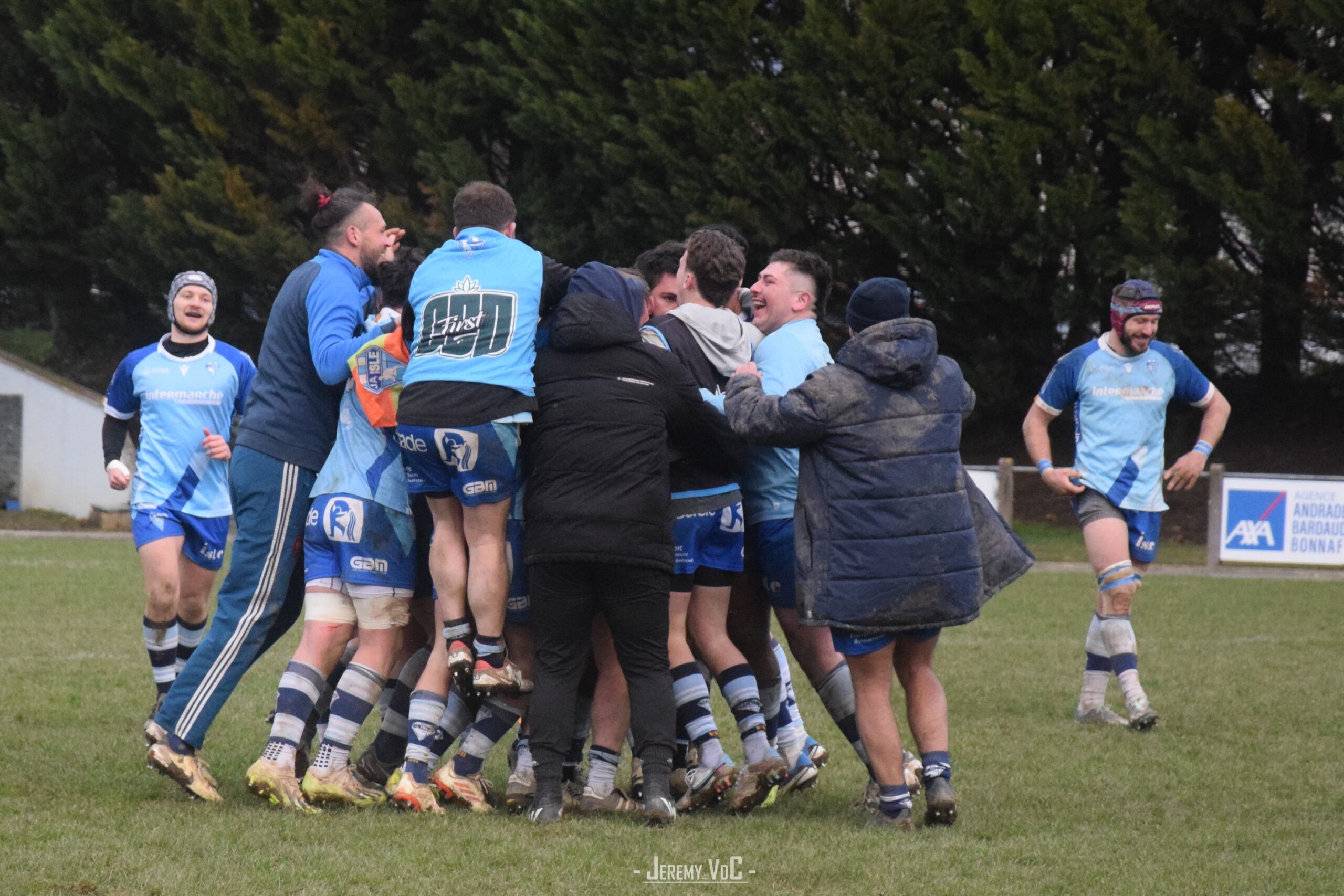 ... avant d'être félicité par toute son équipe après la victoire (crédit photo Jeremy VdC - RugbyAmateur.fr)
