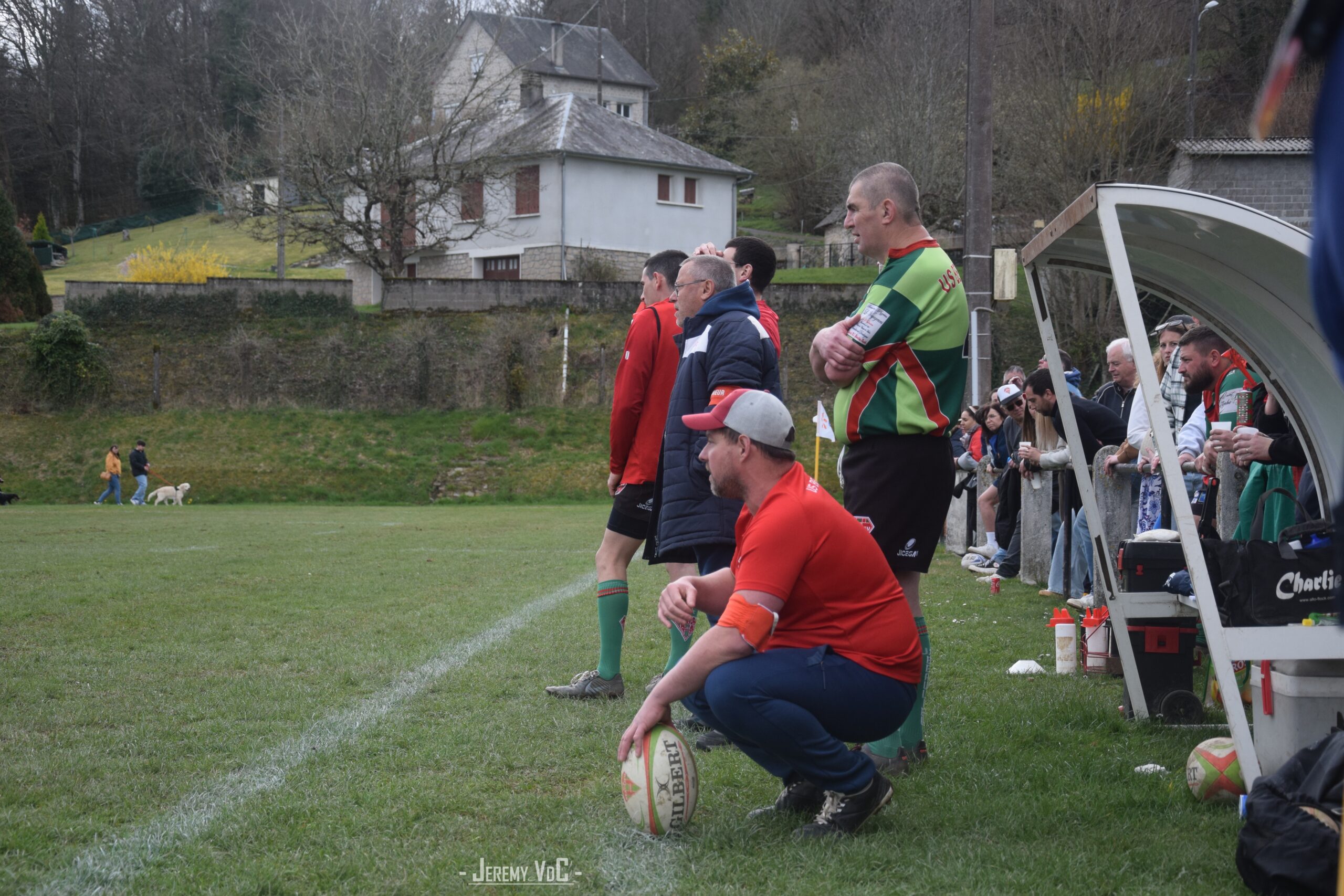 Le coach Rouge et Vert (accroupi au premier plan) était très satisfait à l'issue du match (crédit photo Jeremy VdC)