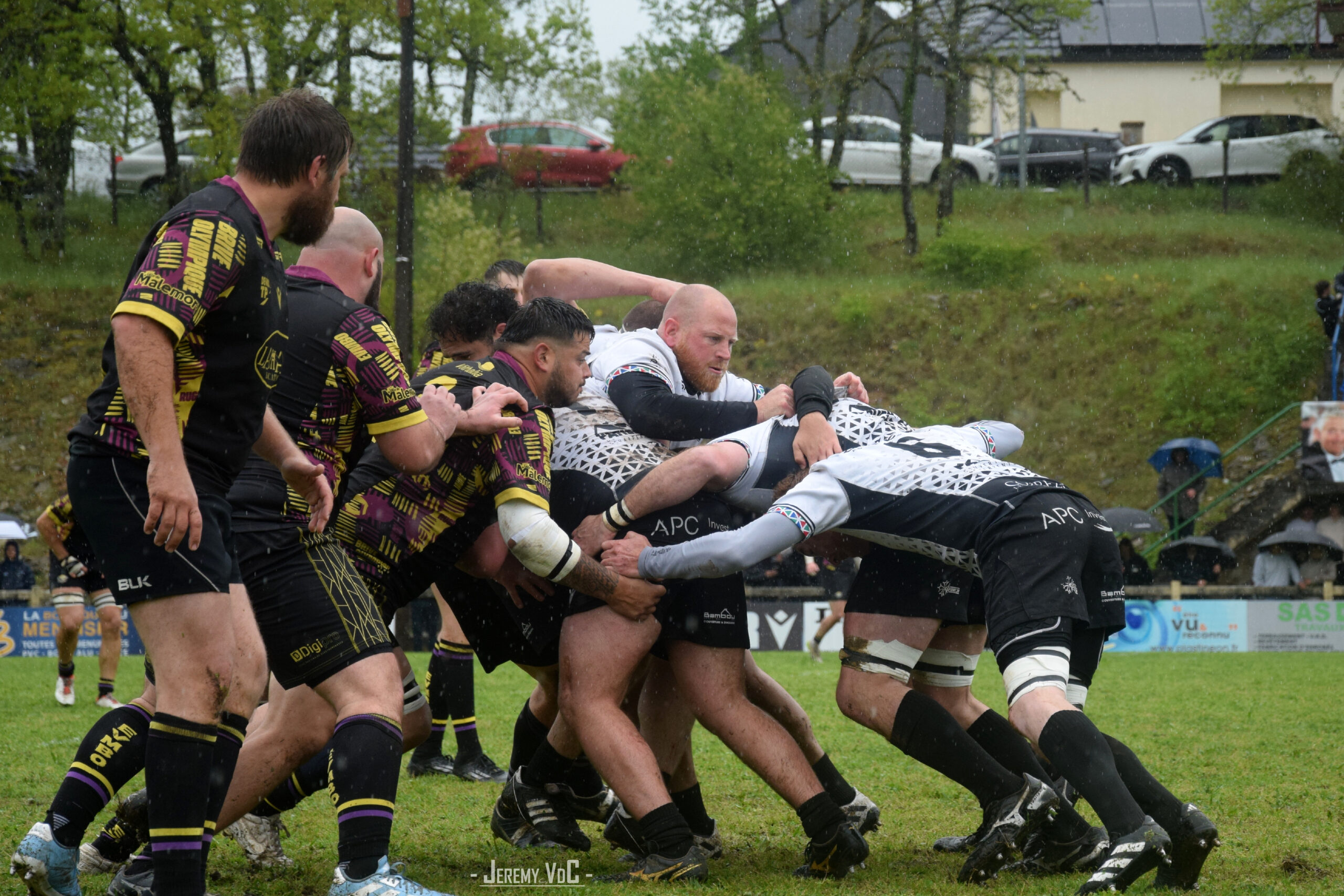 Le capitaine (ici en train de tracter les siens sur un groupé) avait le sourire avec tous ses coéquipiers dans le vestiaire après la rencontre (crédit photo Jeremy VdC - RugbyAmateur.fr)