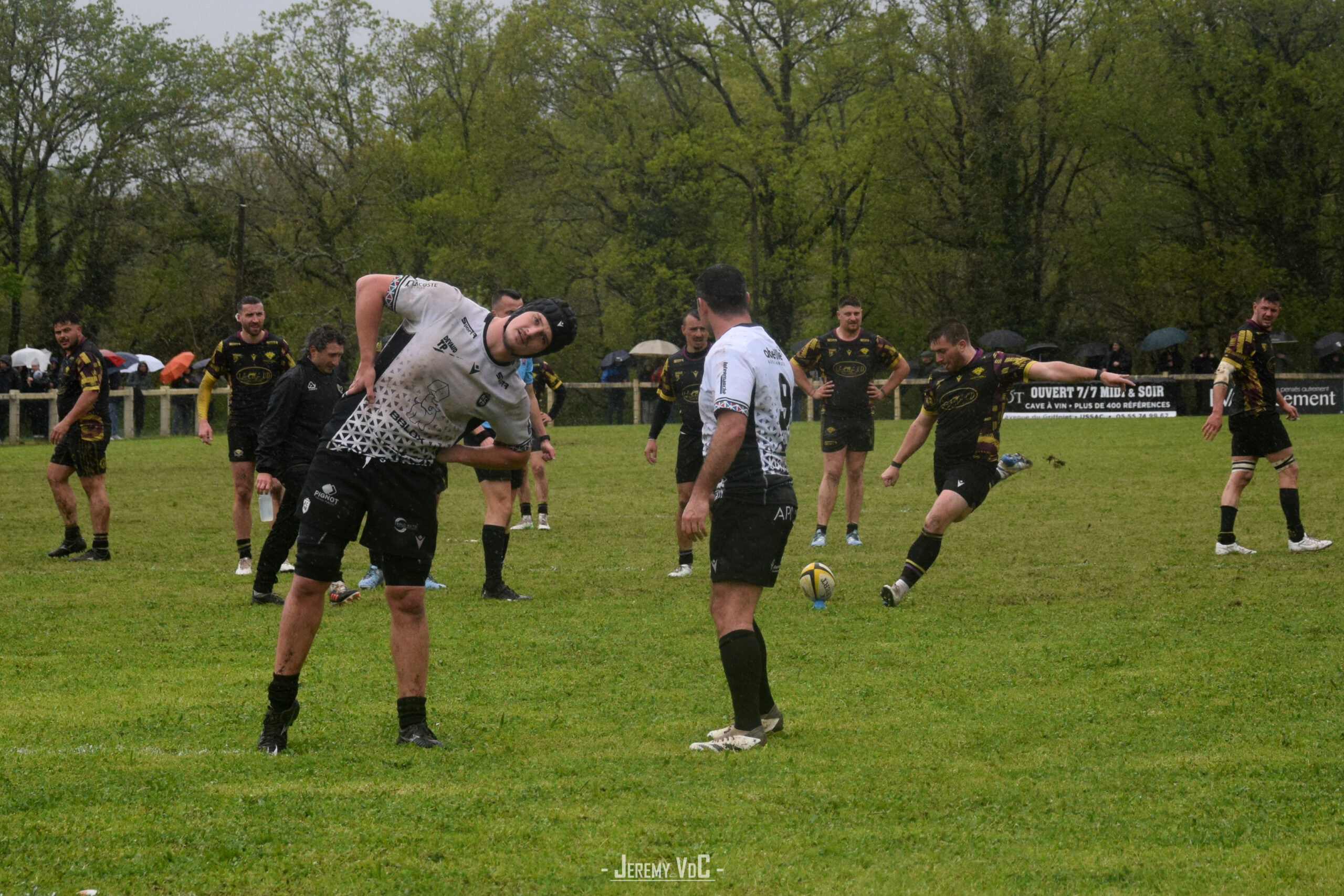 Toutes les tentatives était bonnes pour que Rossignol ne siffle pas la fin des espoirs locaux (crédit photo Jeremy VdC - RugbyAmateur.fr)